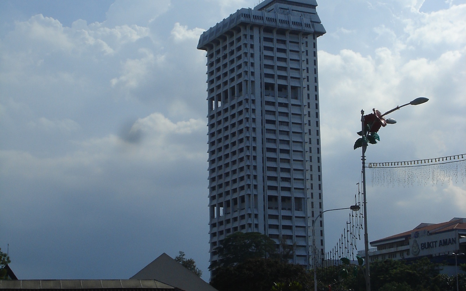 Royal Malaysian Police headquarters used for Piu Piu vape liquids warning coverage