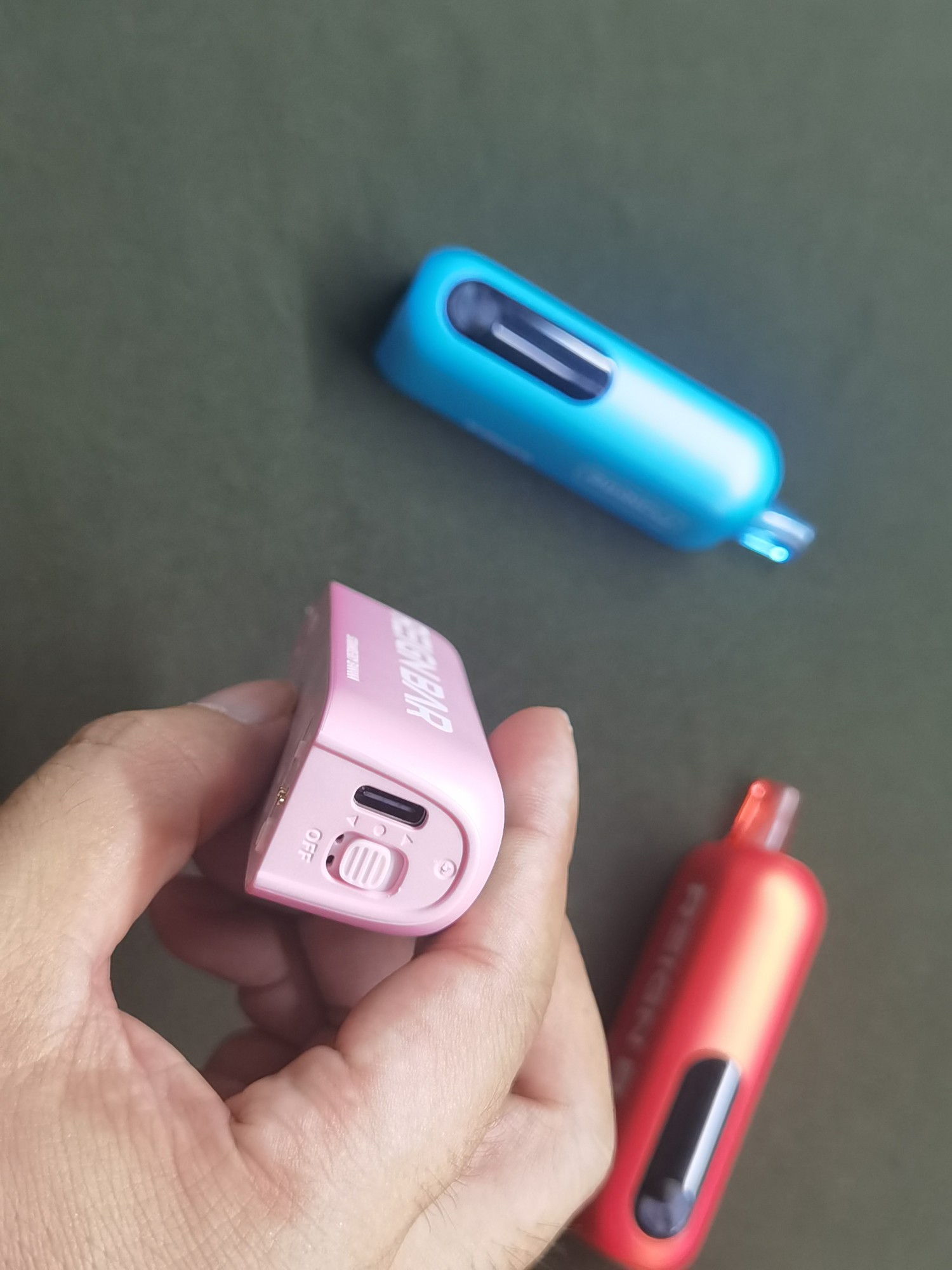 Hands-on close-up of the REIGN BAR Palette USB-C port and bottom airflow power slider