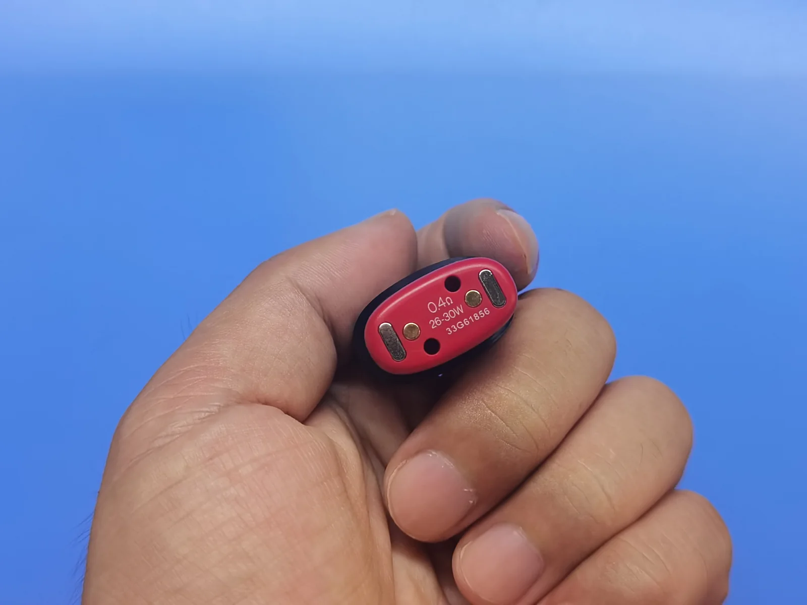 Editor hands-on photo showing the underside of a 0.4 ohm VAPTIO TELA pod