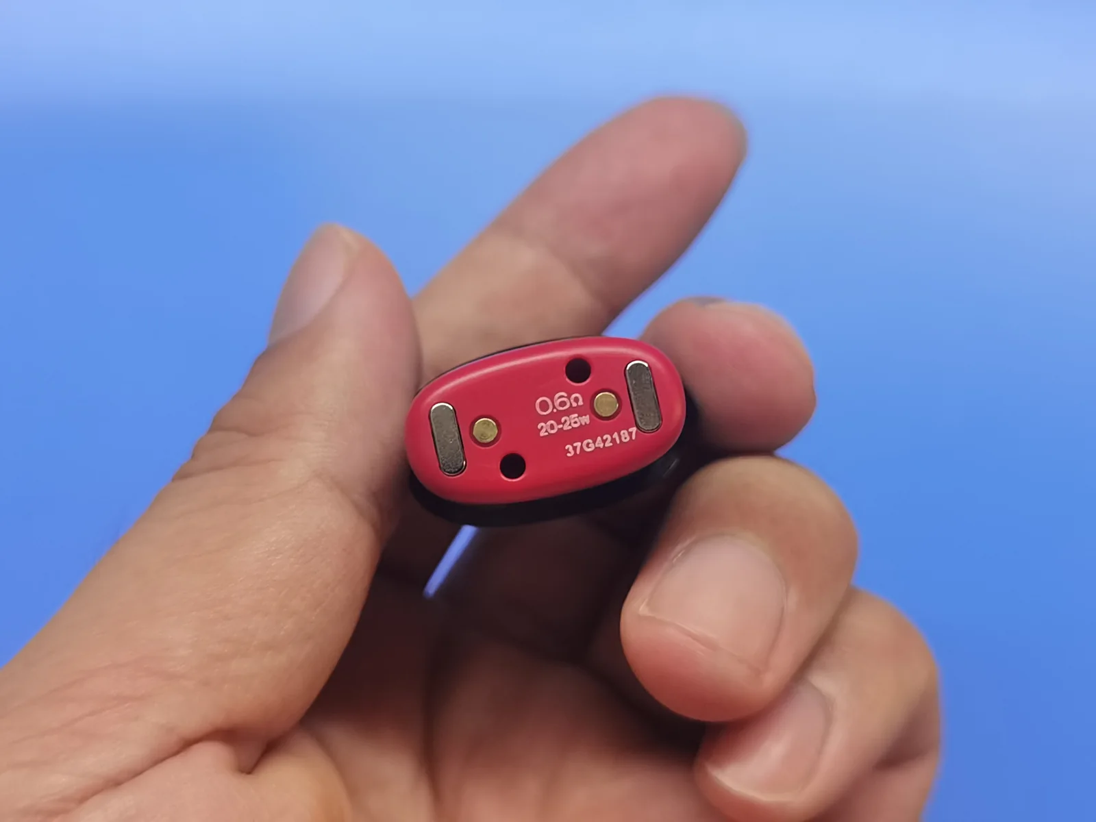Editor hands-on photo showing the underside of the 0.6 ohm VAPTIO TELA review pod