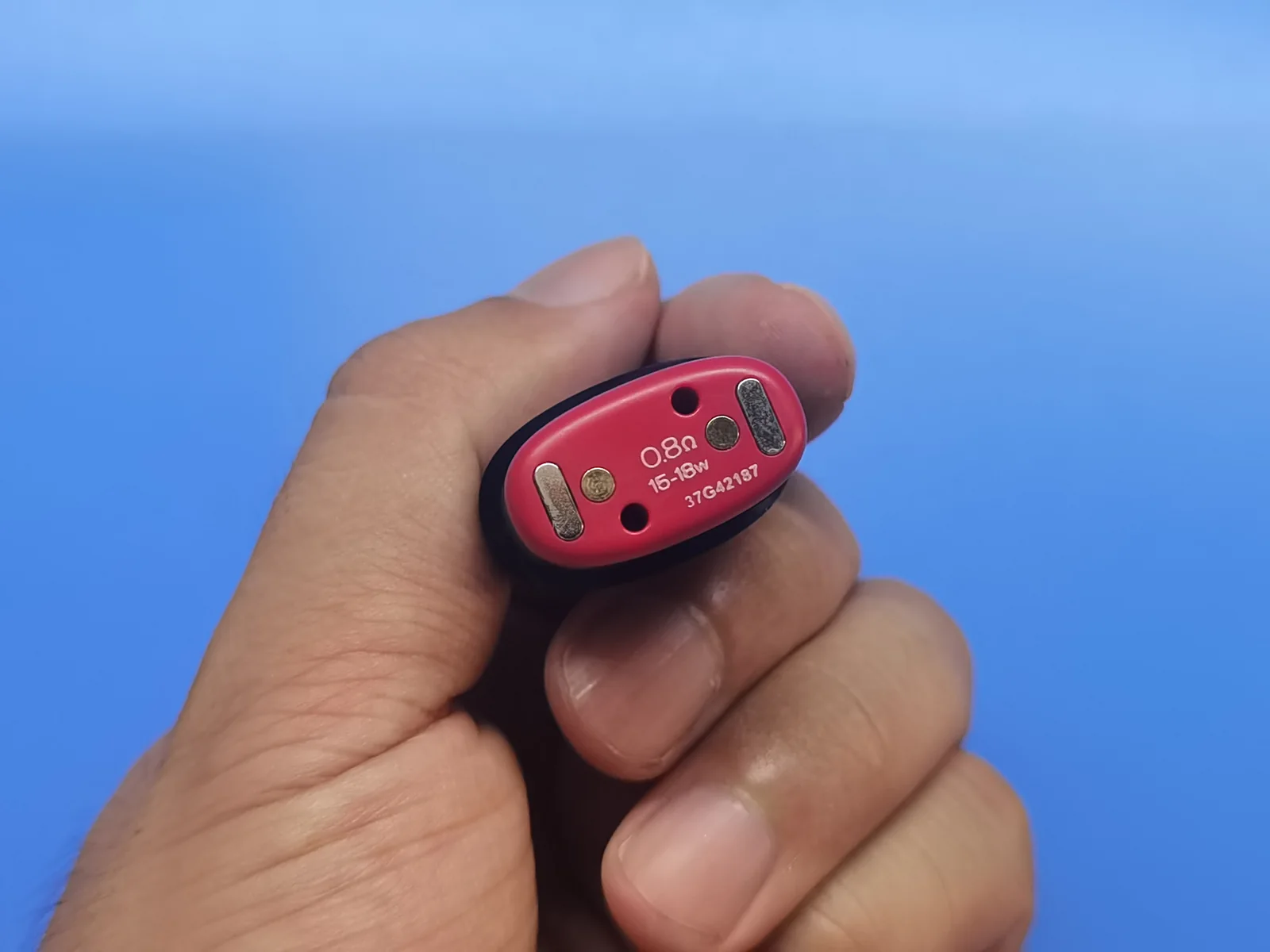 Editor hands-on photo showing the underside of the 0.8 ohm VAPTIO TELA review pod