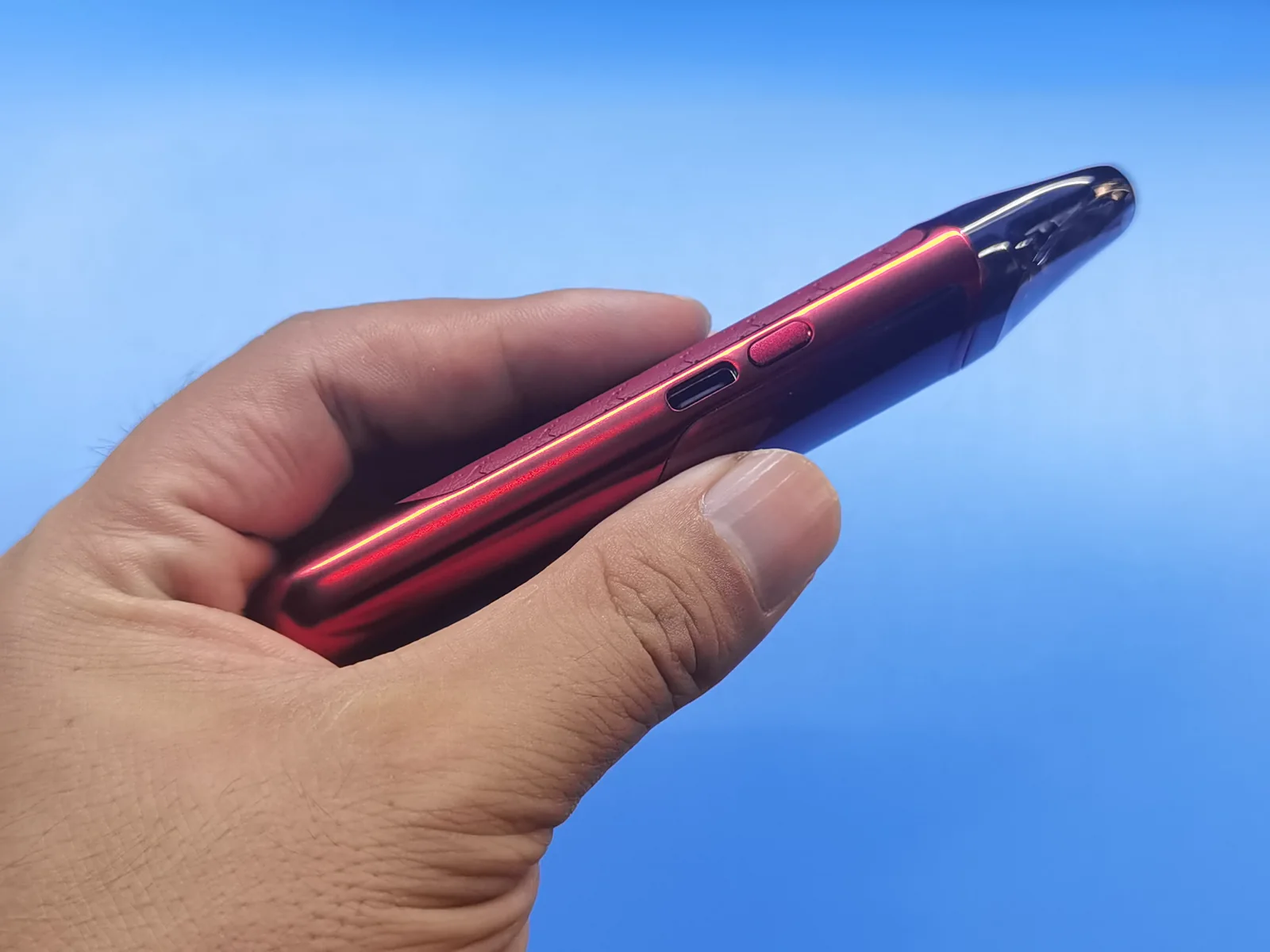 Editor hands-on photo showing the VAPTIO TELA side controls and airflow adjustment