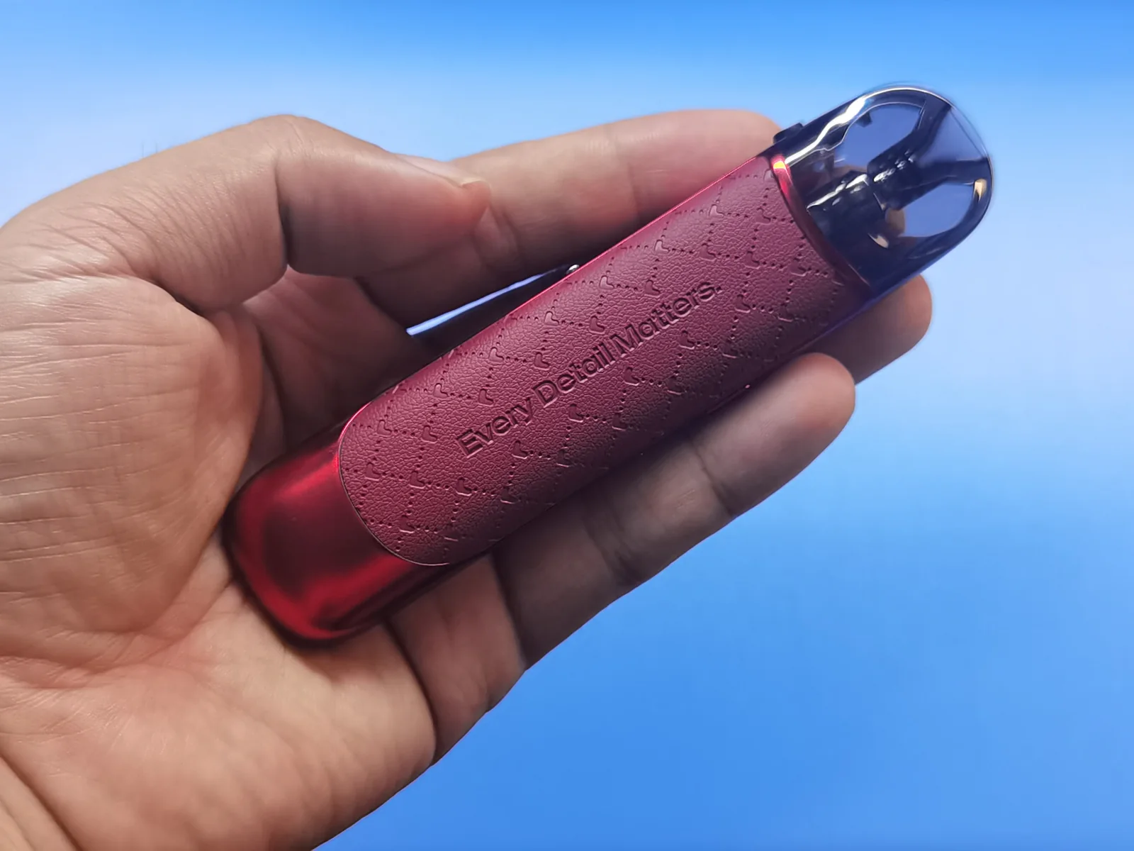 Editor hands-on photo of the red VAPTIO TELA showing its quilted soft-touch grip