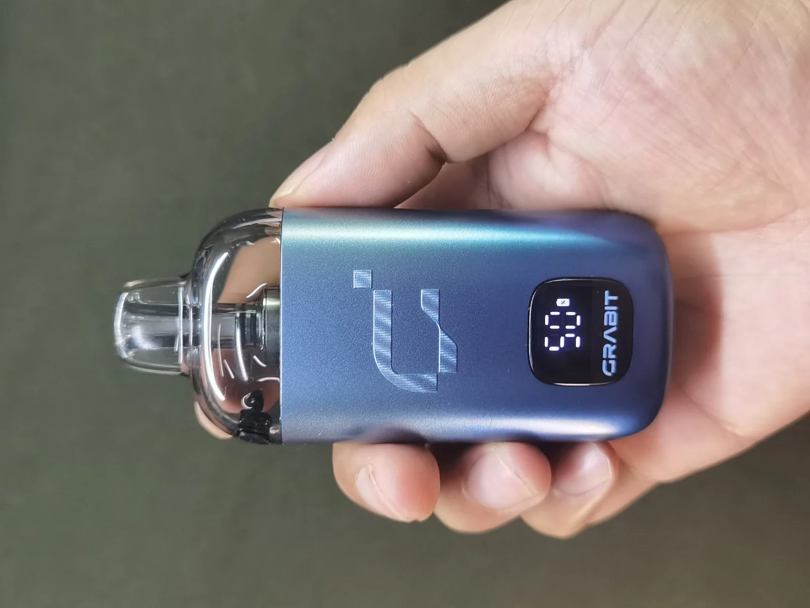 Editor hands-on photo showing the GRABIT MAX battery percentage display