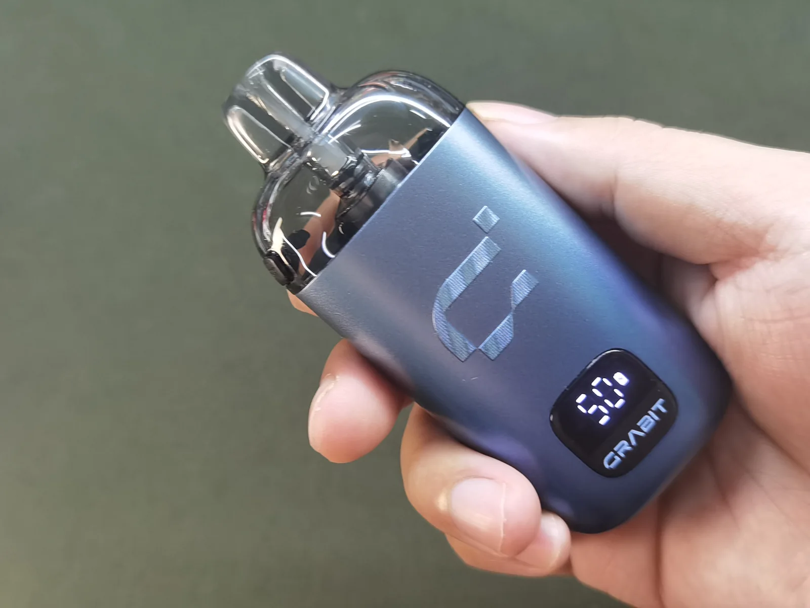 Editor hands-on photo of the blue GRABIT MAX open pod device